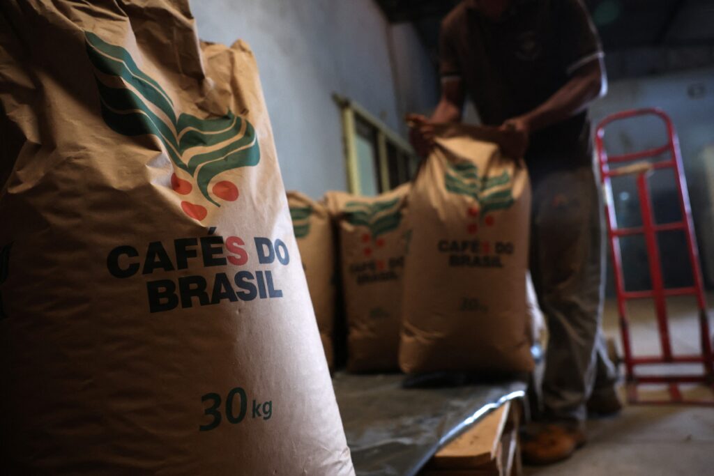 Preços globais do café despencam após Trump retirar tarifas sobre Brasil