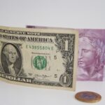 Dólar abre em alta à espera do Caged e das falas de Galípolo