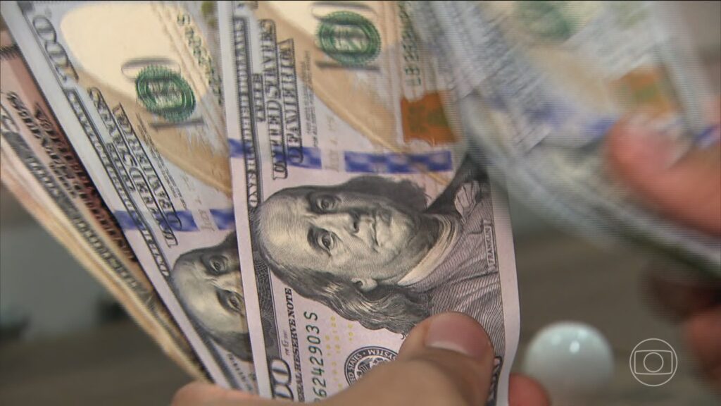 Dólar cai e fecha a R$ 5,37 de olho em dados dos EUA; Ibovespa avança