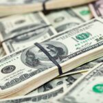 Dólar recua e bolsa avança com fim do shutdown e negociações Brasil-EUA