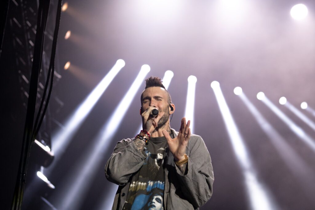 Bud aposta em Maroon 5 gratuito para cativar clientes; saiba por quê