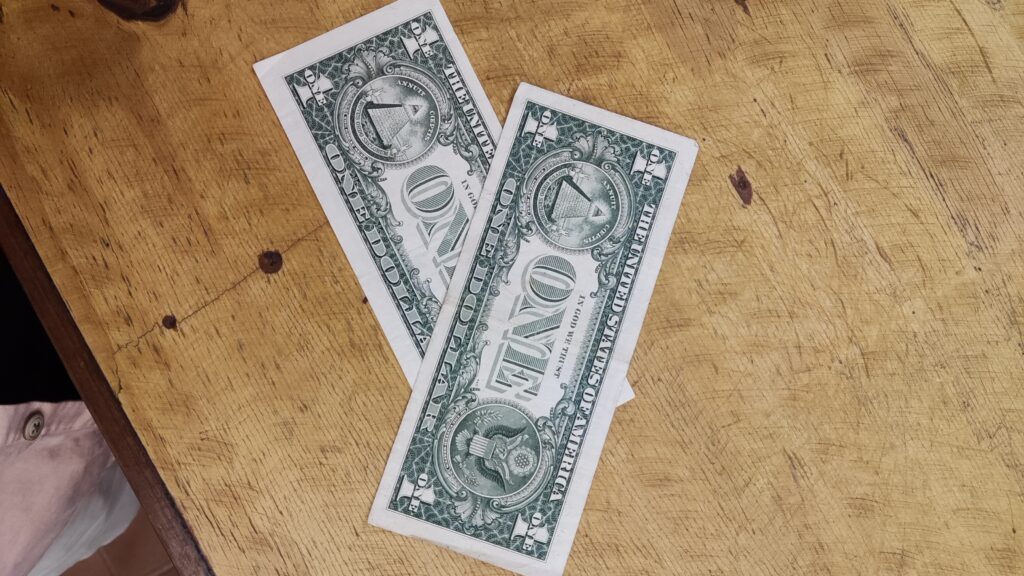 Dólar opera estável e bolsa recua com foco na ata do Copom e em dados de emprego nos EUA