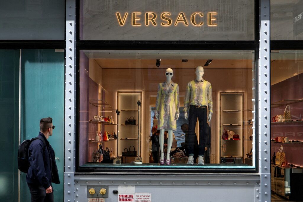 Prada conclui compra da Versace por US$ 1,4 bilhão