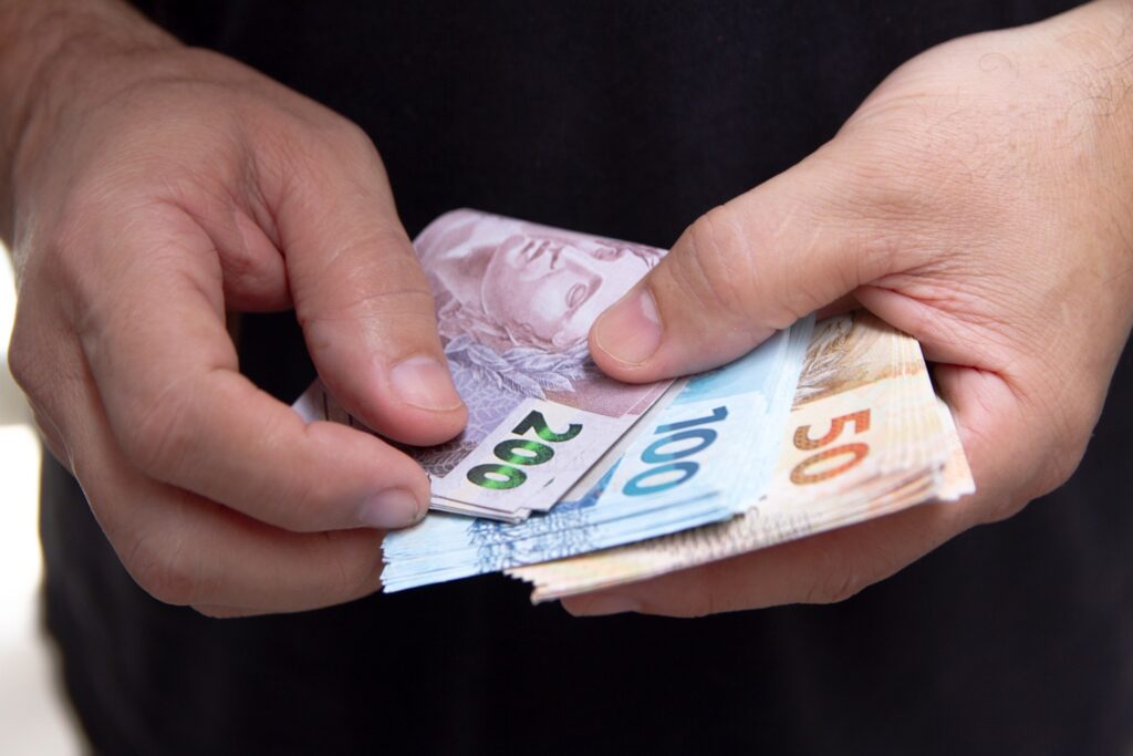 Abono salarial, CadÚnico, seguro-desemprego: veja o que muda com o salário mínimo de R$ 1.621