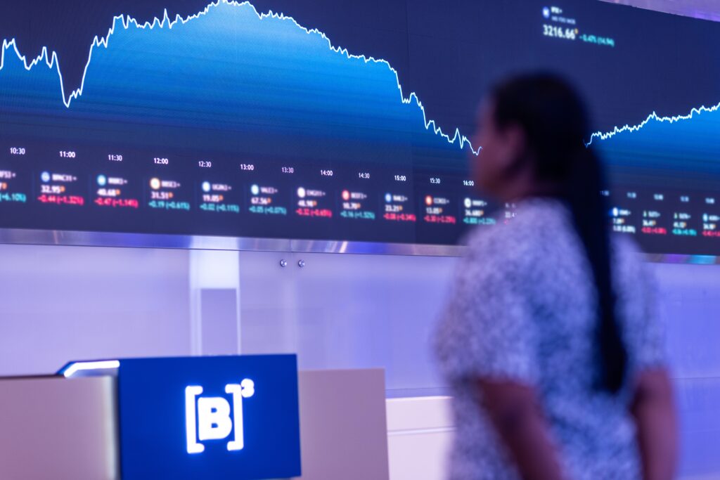 Ibovespa encosta nos 162 mil pontos e atinge novo recorde; dólar cai e fecha a R$ 5,31