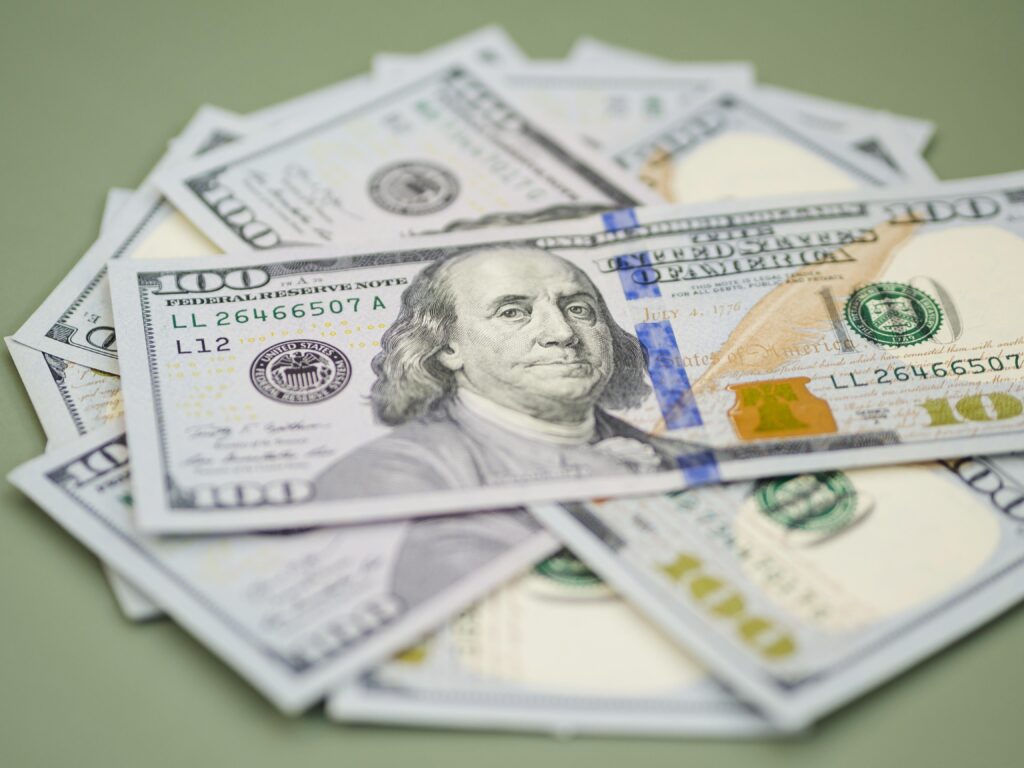 Dólar abre em queda com mercado à espera dos dados de inflação nos EUA