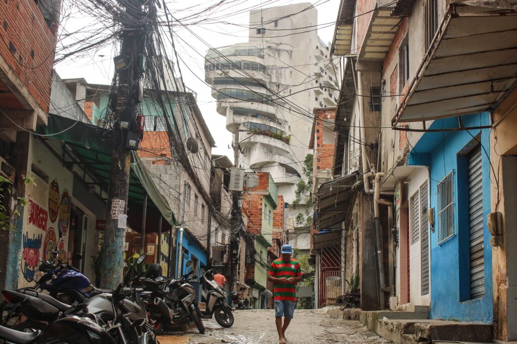 8 de cada 100 moradores do estado de SP vivem em favelas, diz IBGE