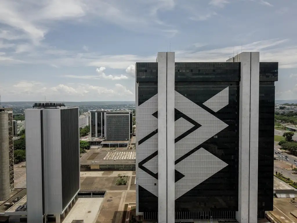 Justiça proíbe Banco do Brasil de coagir funcionários a elevar jornada de trabalho e impõe multa